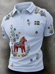 Herrfest för midsommar – klänning i waffeltyg med trähäst och blommig brodyr, pikétröja med korta ärmar