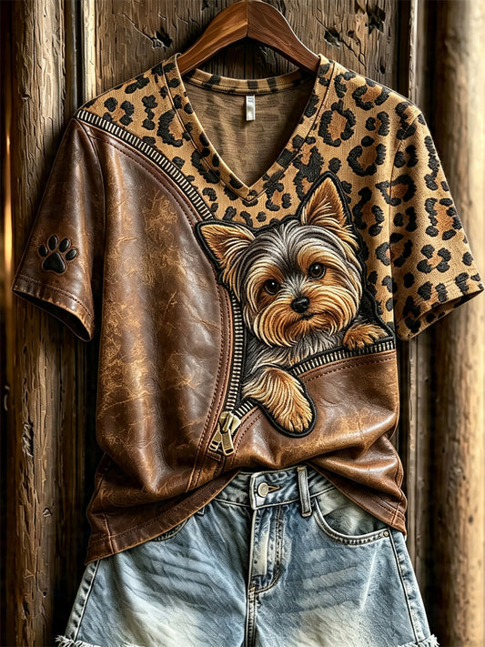 Női peeking yorkshire terrier kutya unzipped leopard print rövid ujjú póló